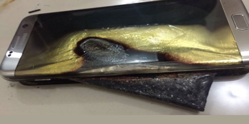 یک دستگاه گلکسی اس 7 اج در هنگام شارژ شدن سوخت