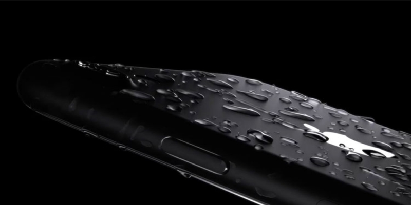 آیفون 7 ضد آب است اما نفوذ مایعات شامل گارانتی نمیشود!