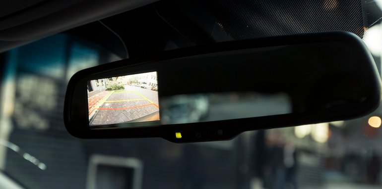 مانیتور در آینه‌ی عقب